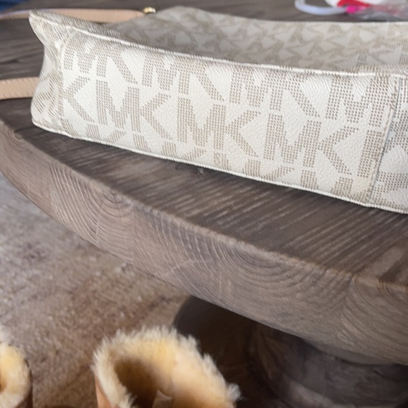 Michael Kors crossbody/ messengr - Picture 8 of 8